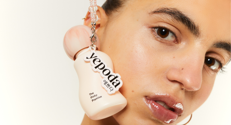 Charm’s, porte-clés pour blushs, étuis de rouges à lèvres… Pourquoi on va toutes vouloir personnaliser nos produits de beauté ?